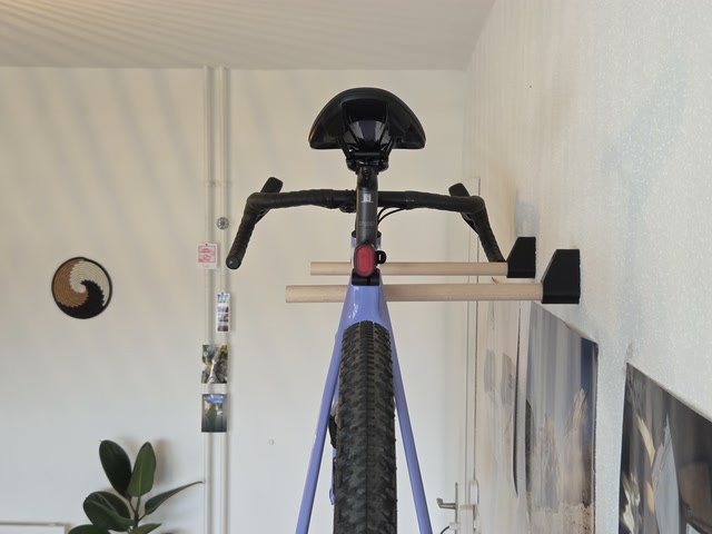 Bicicletta gravel appesa a supporto da parete con pali in legno Ø25 mm e supporti stampati in 3D