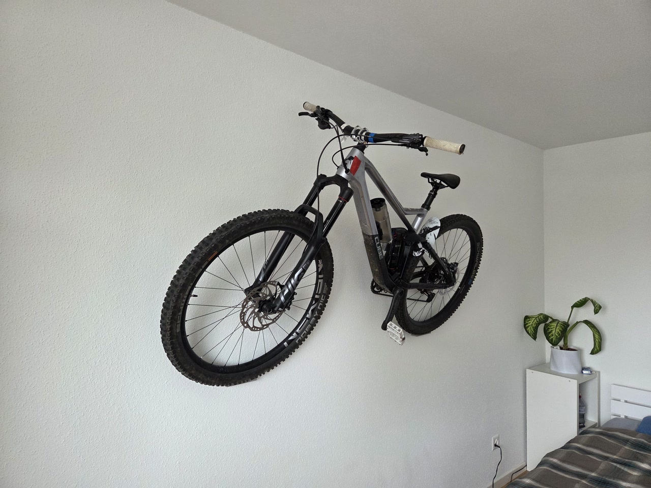 Bicicletta appesa alla parete con supporto Bike Wall-Hanger