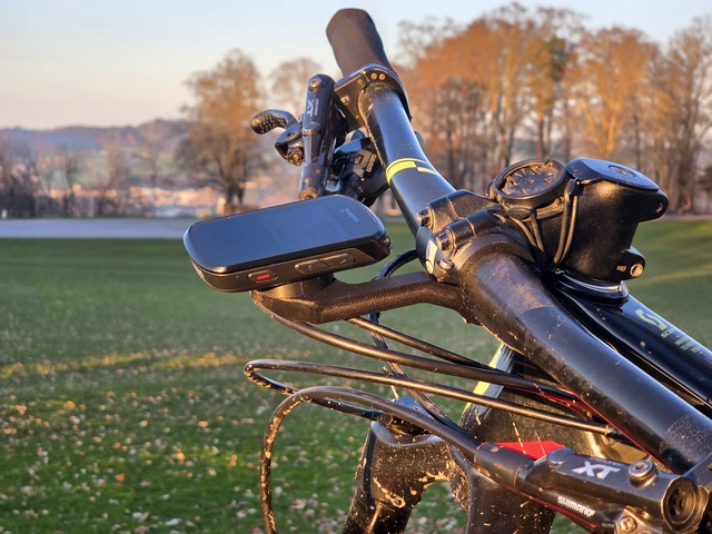 Staffa manubrio Garmin per manubri da 31.8 mm installata su bicicletta con ciclocomputer Garmin montato davanti all'attacco manubrio