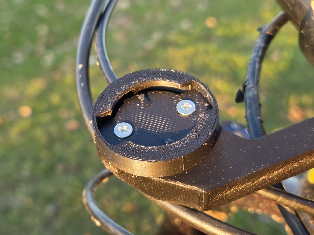 Dettaglio del sistema di aggancio Garmin integrato nella staffa manubrio stampata in 3D con viti di fissaggio