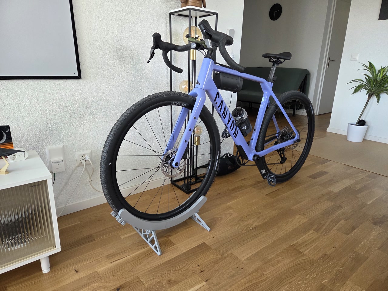 Bicicletta parcheggiata in un supporto da pavimento stampato in 3D in ambiente interno