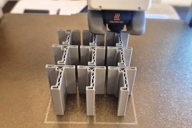 Serie di pezzi stampati in 3D durante il processo di stampa