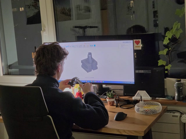 Persona che lavora alla progettazione CAD di un componente al computer