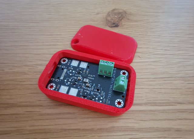 Contenitore rosso stampato in 3D con scheda elettronica inserita