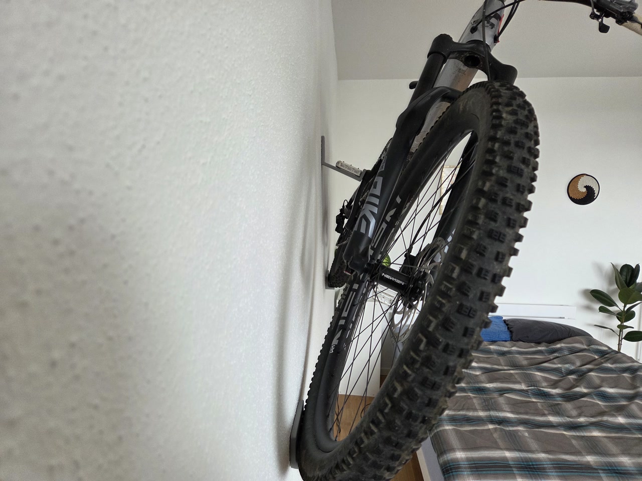 Dettaglio laterale della bicicletta appesa con supporto Bike Wall-Hanger