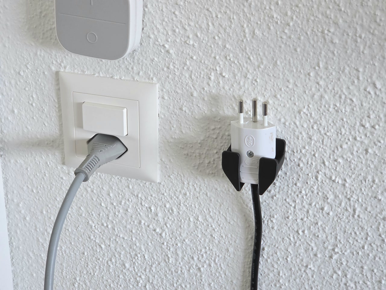 Spina elettrica inserita nel supporto da parete
