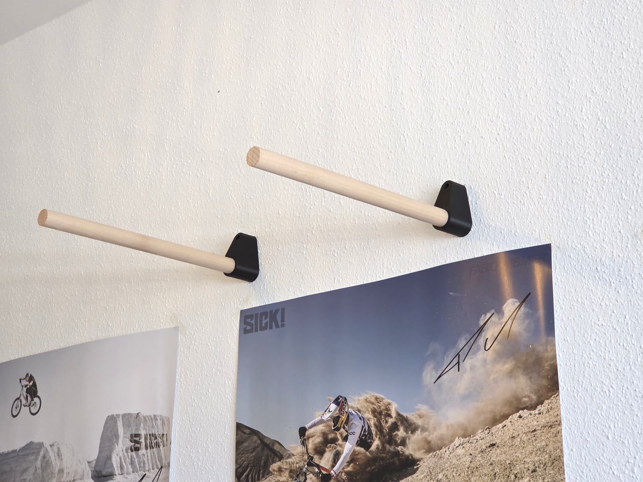 Supporto da parete per biciclette con due supporti stampati in 3D e pali in legno Ø25 mm