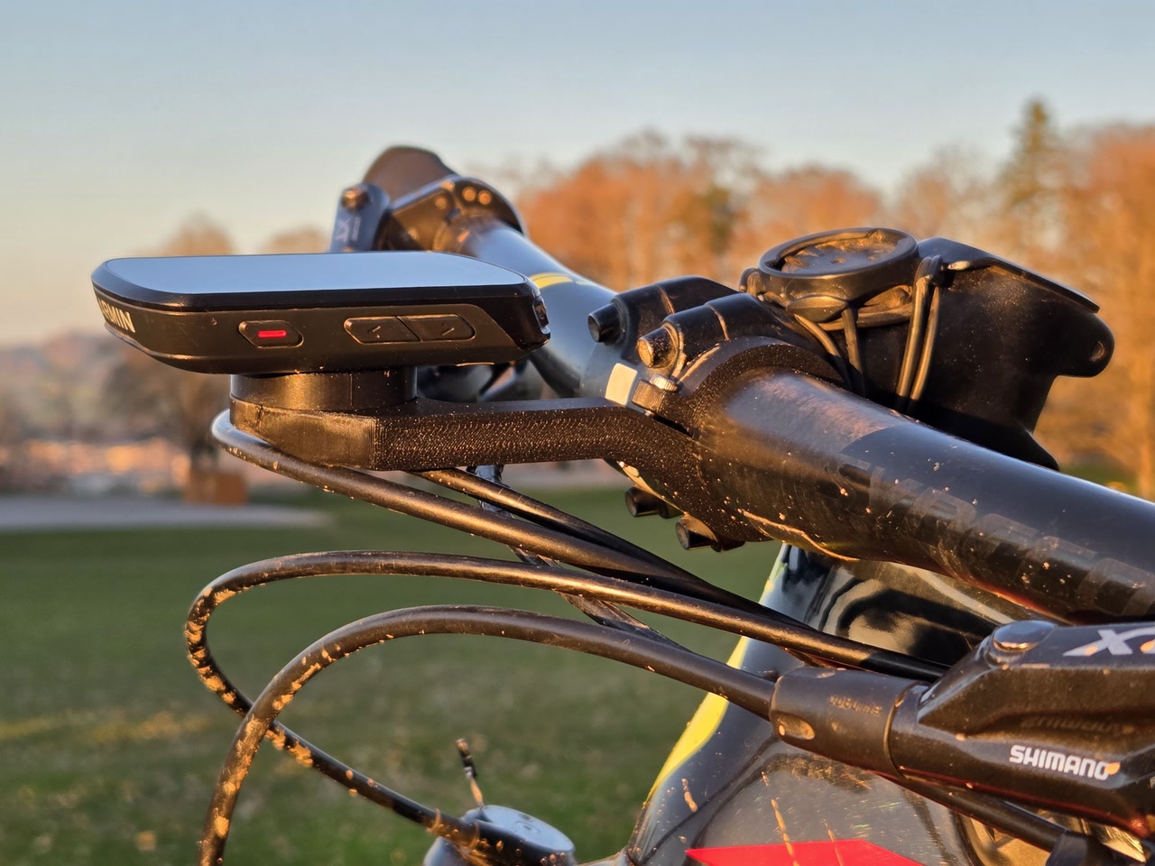 Supporto Garmin stampato in 3D per manubri bici da 31.8 mm con ciclocomputer Garmin montato davanti all'attacco manubrio