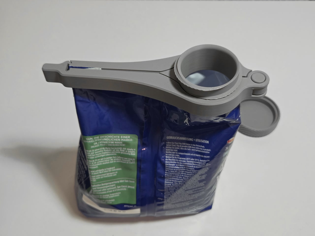Clip per sacchetti stampata in 3D montata su un sacchetto con tappo aperto per il versamento