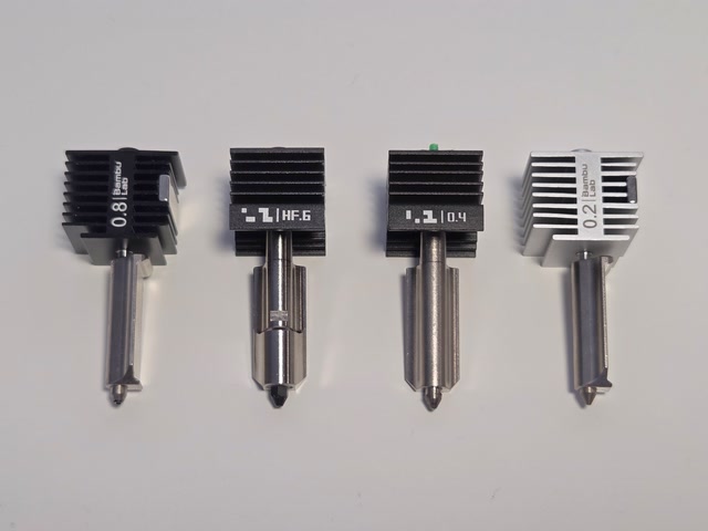 Set di ugelli Bambu Lab per stampanti 3D, con diametri 0.2 mm, 0.4 mm, 0.6 mm e 0.8 mm, fotografati su sfondo chiaro.