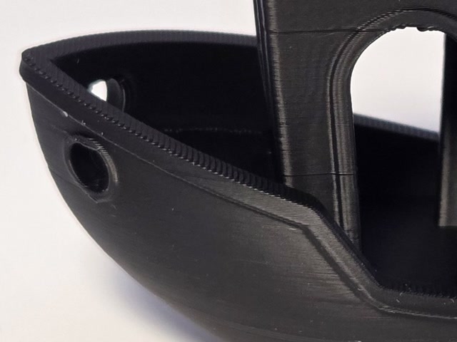 Barchetta Benchy stampata in 3D con altezza layer 0.12 mm, usata come esempio di stampa con maggiore dettaglio superficiale.