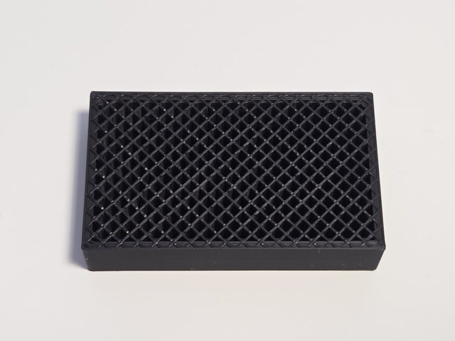 Campione di stampa 3D con riempimento al 40% e 4 perimetri, usato come esempio di configurazione più robusta per una maggiore resistenza funzionale.