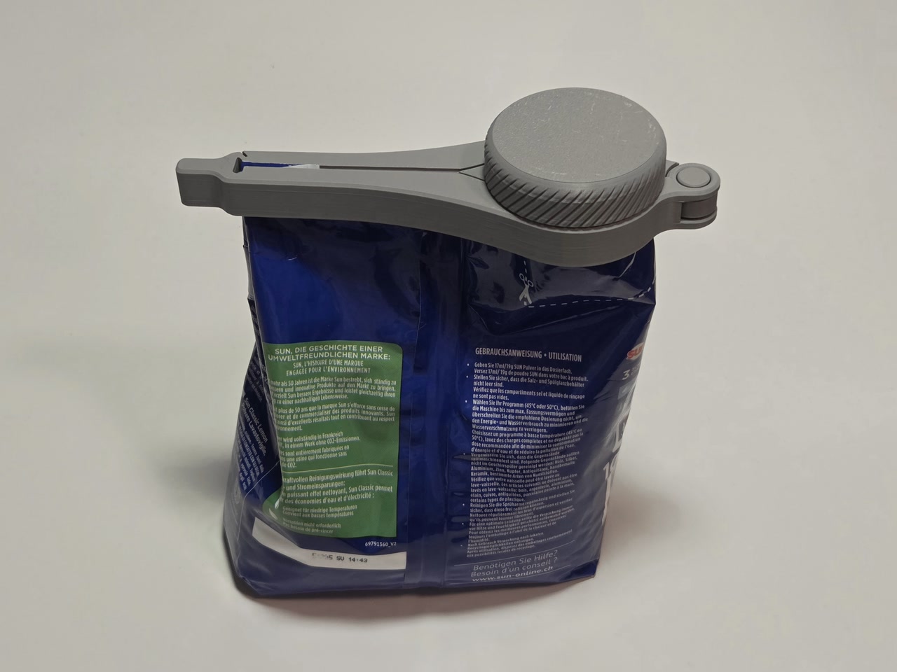 Clip per sacchetti stampata in 3D montata su un sacchetto e chiusa con tappo a vite