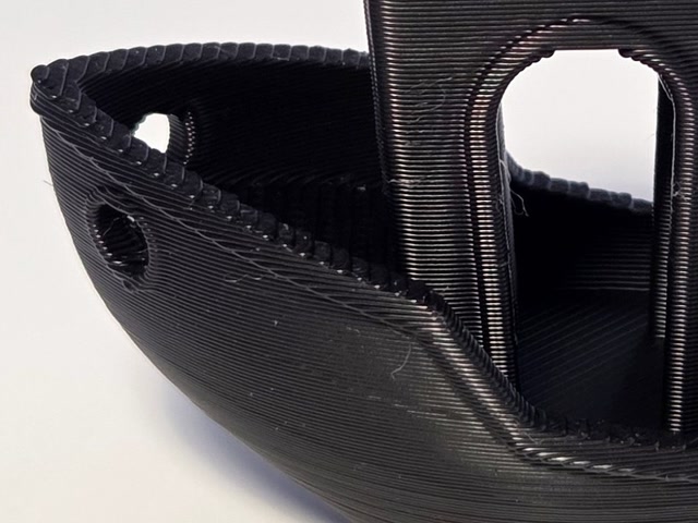 Barchetta Benchy stampata in 3D con altezza layer 0.28 mm, usata come esempio di stampa più rapida con finitura meno fine.