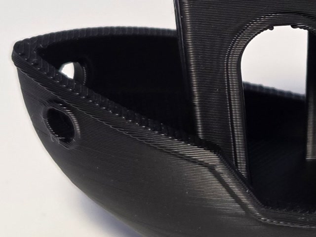 Barchetta Benchy stampata in 3D con altezza layer 0.20 mm, usata come esempio di configurazione bilanciata tra qualità e tempo di stampa.