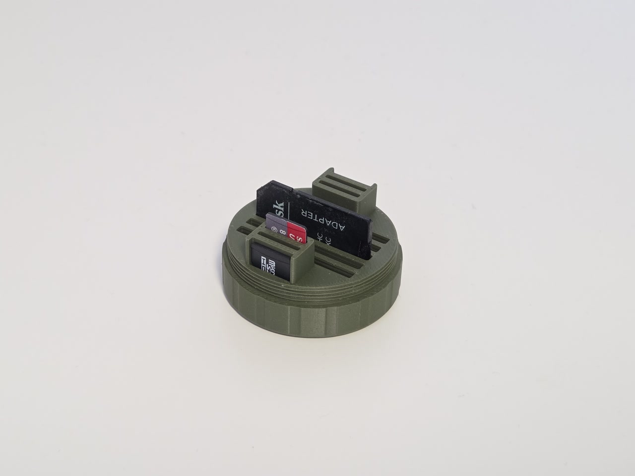 Custodia stampata in 3D con schede SD e microSD inserite negli alloggi interni